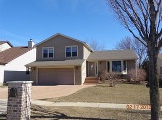 699 Schooner Ln, Elk Grove Village, IL 60007
