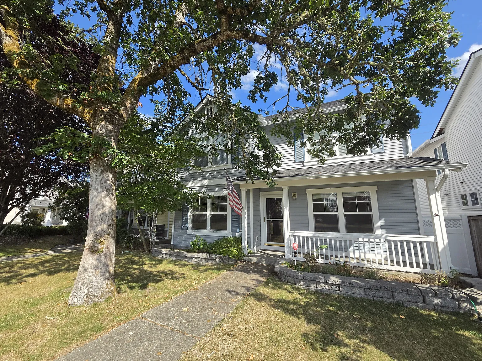 5 bed, 2.5 bath, 2620 sqft, $3,200 — Photo 2