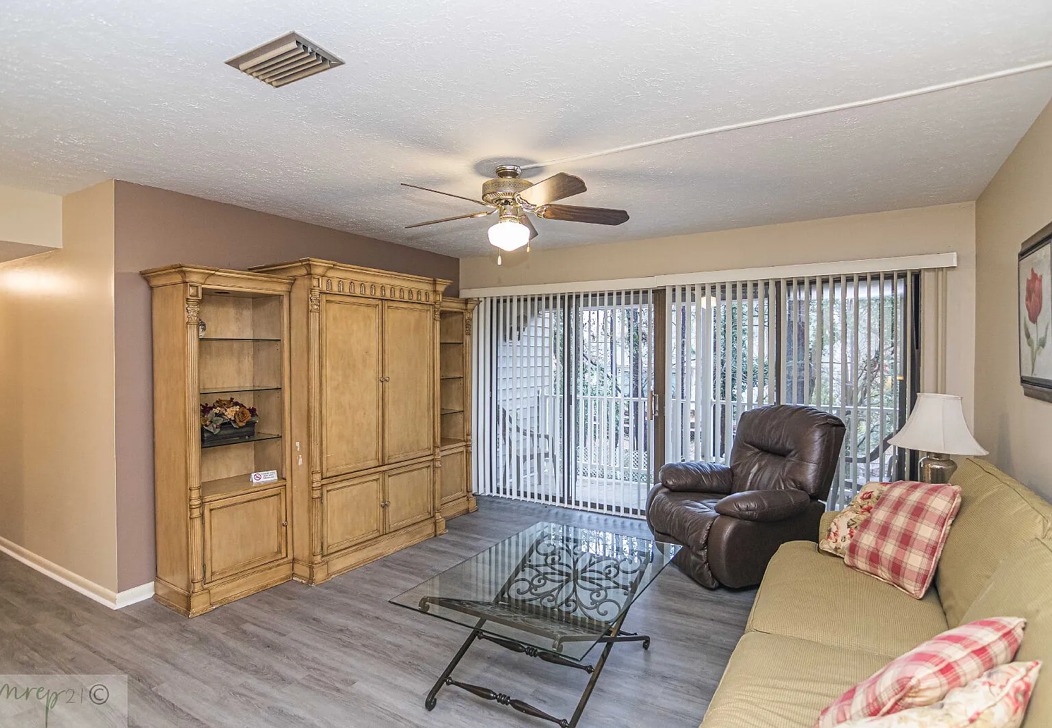 3 bed, 2.0 bath, 1050 sqft, $1,750 — Photo 2