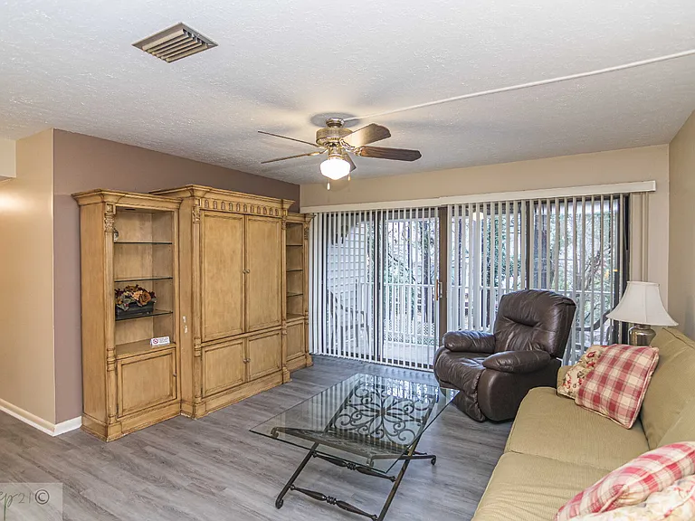 103 E Lockhaven Dr #E — Photo 2
