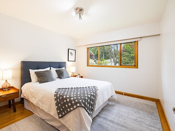 4th image of 1561 Merlynn Cres