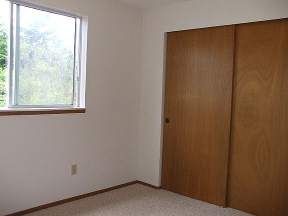 3rd image of 987 SW Barrington Dr #102-201-202