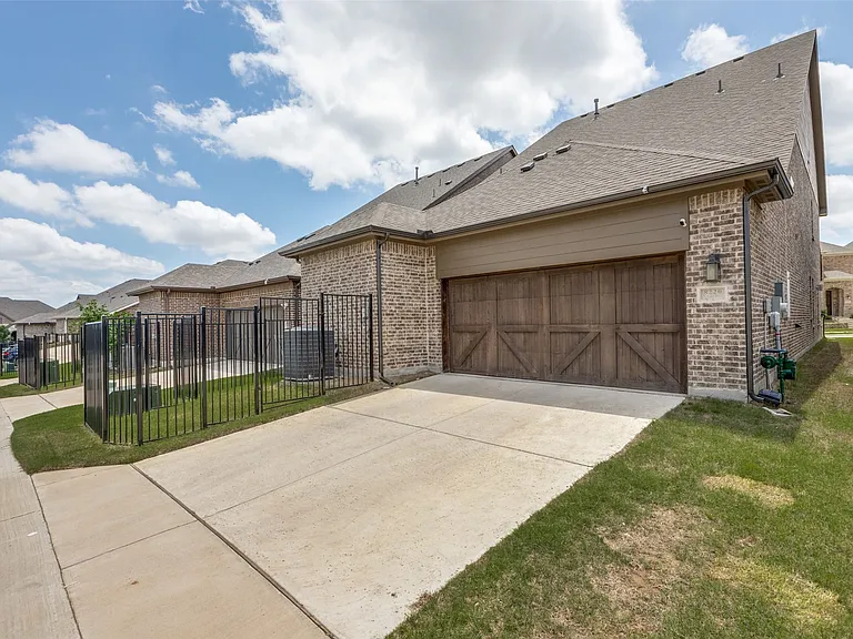 8220 Bethpage Dr — Photo 25