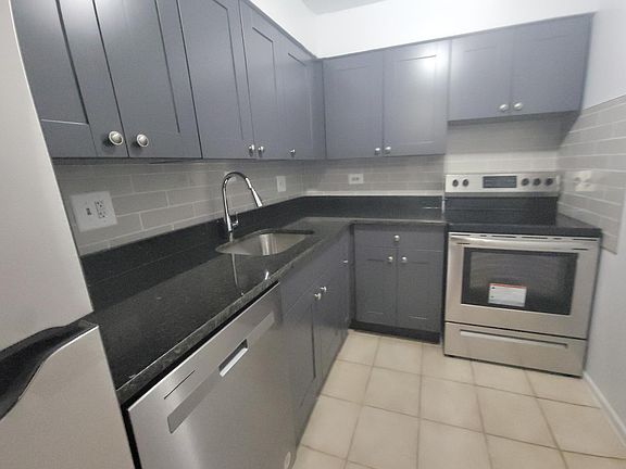 3rd image of 3827 N Pine Grove Ave #414