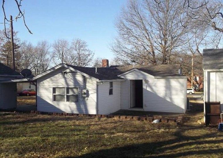 2nd image of 1835 S Vermont Ave