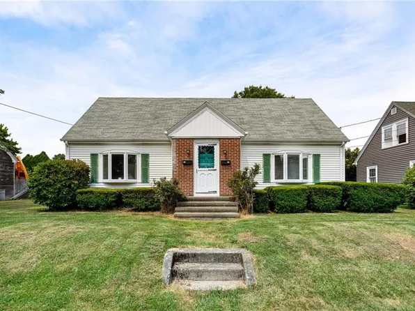 15 Preston Dr, North Kingstown, RI 02852