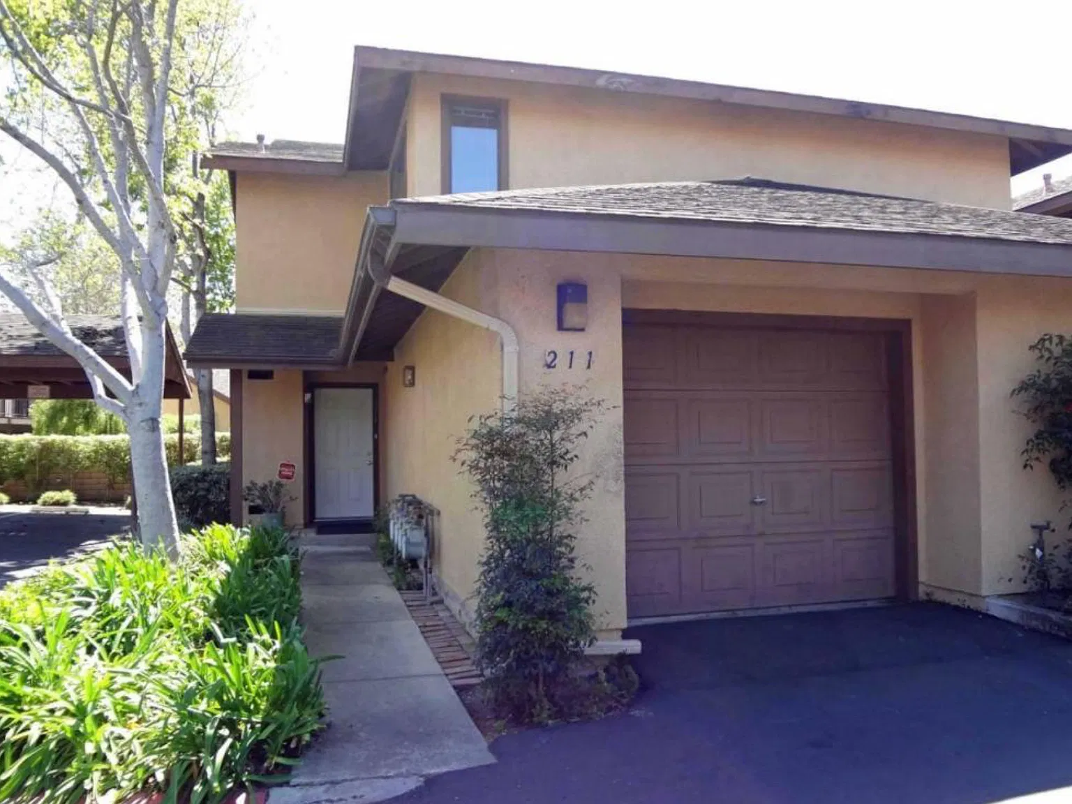 211 Village Circle Dr — Photo 1