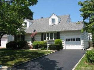 49 Woodhollow Rd, Albertson, NY 11507