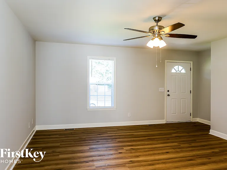 1259 Vincent Dr — Photo 4