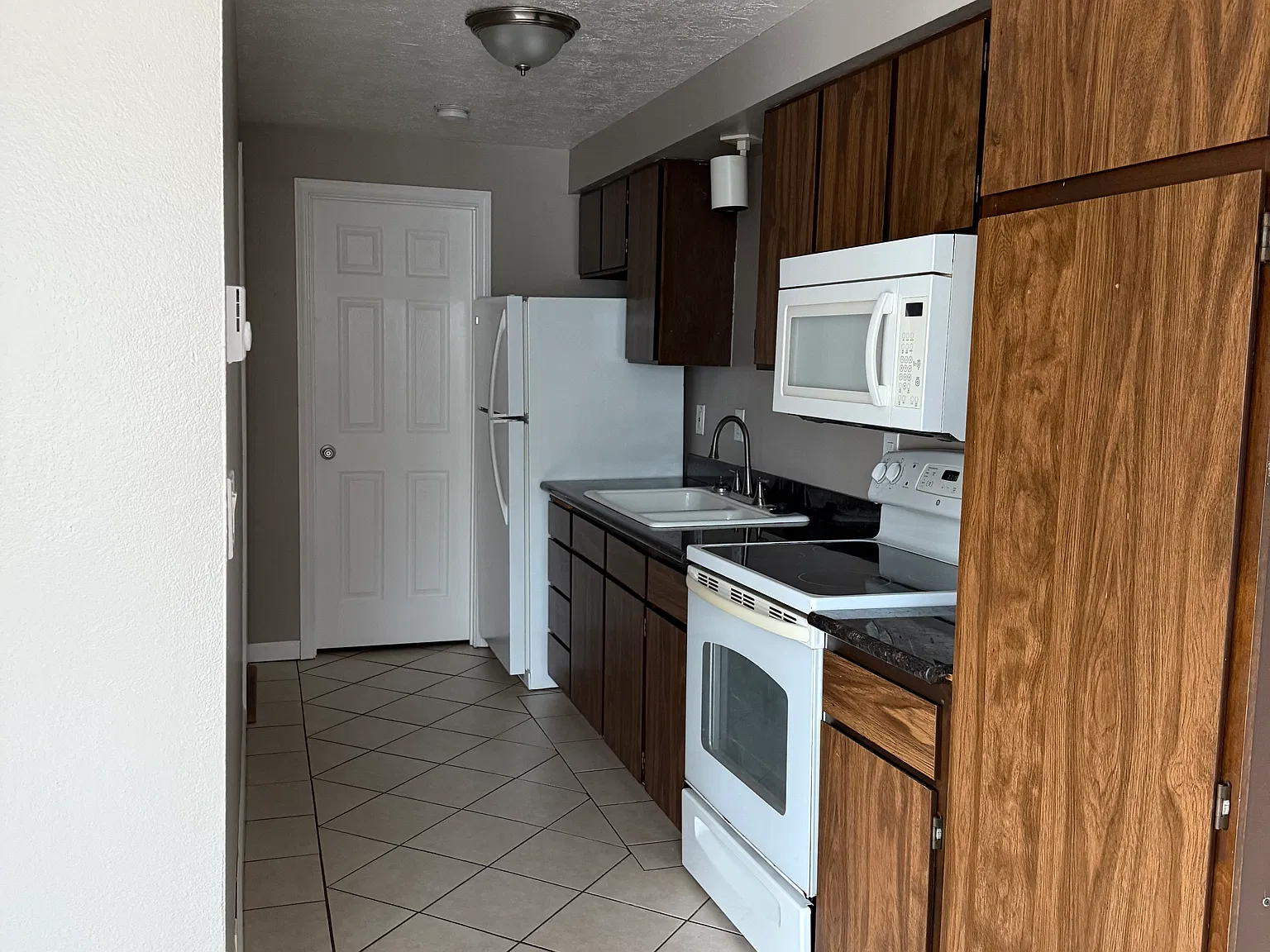 1 bed, 750 sqft, $1,025 — Photo 3