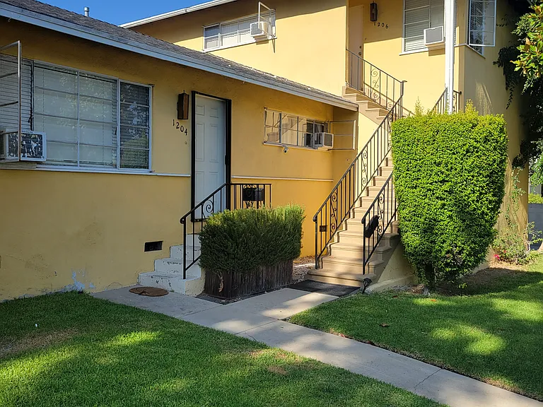 1206 N Altadena Dr — Photo 1