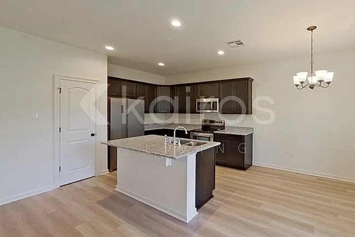 123 Salvat Dr — Photo 4