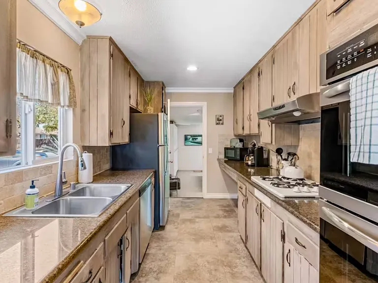 1516 W Brande Ave — Photo 29
