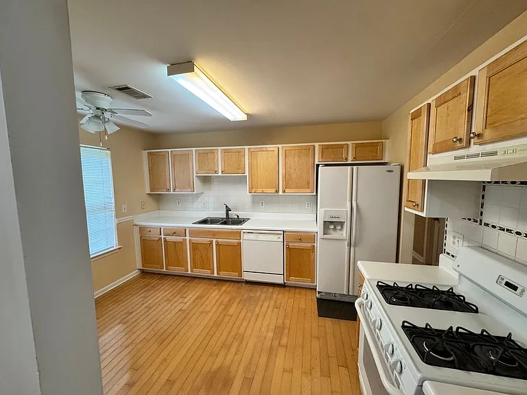 2025 Baramore Oaks Dr — Photo 11