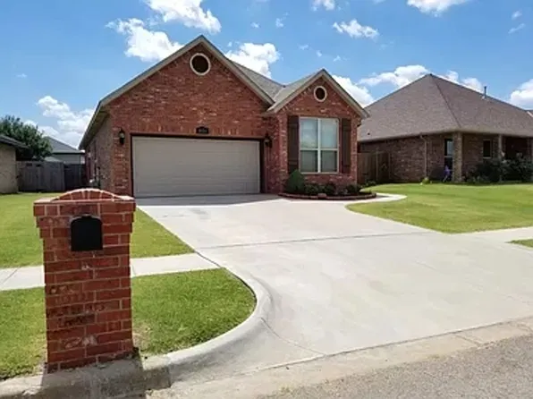 901 Heather Ln, Moore, OK 73160