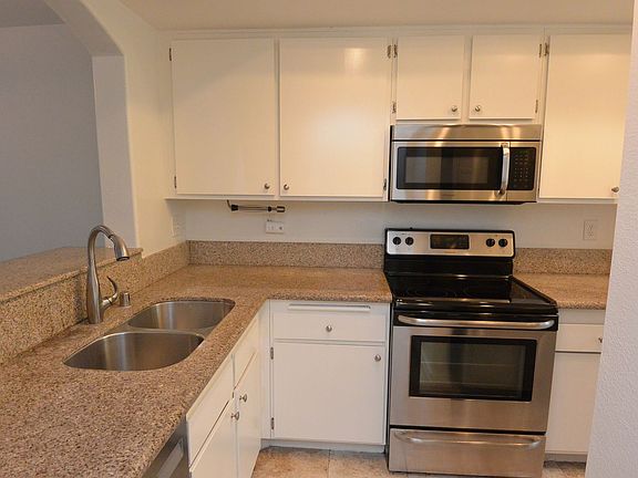 3rd image of 27 Bentwood Ln
