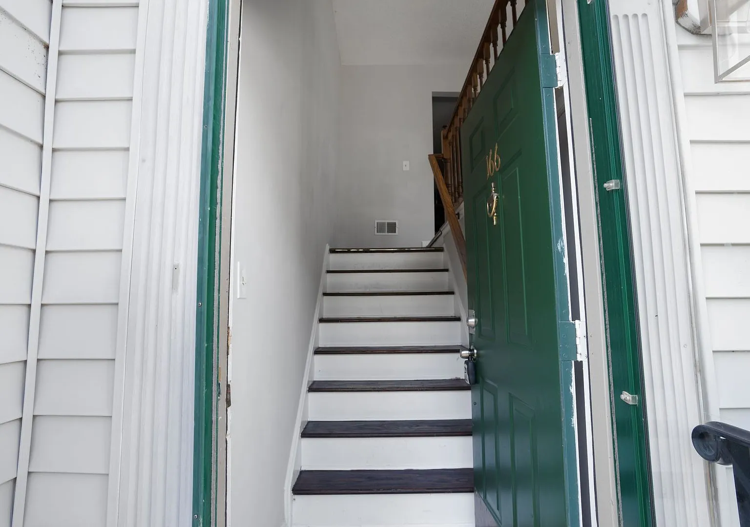 Spacious Newly Rennovated 2 Bedroom House with 2.5 Bath — Photo 4