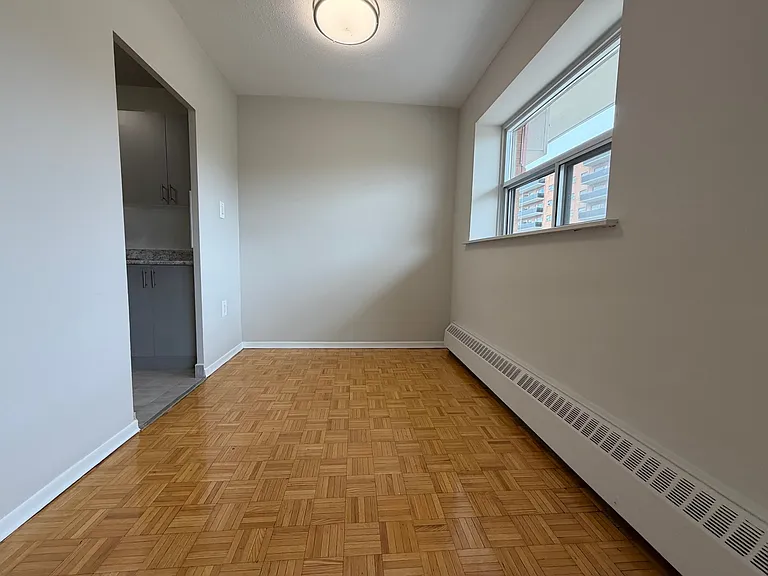 1051 Seneca Ave — Photo 23