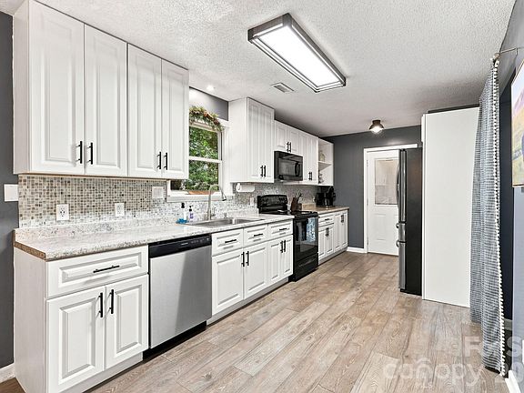3rd image of 24 Oakwood Rd