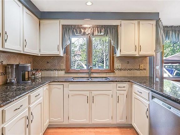 4th image of 64 Forestview Ct