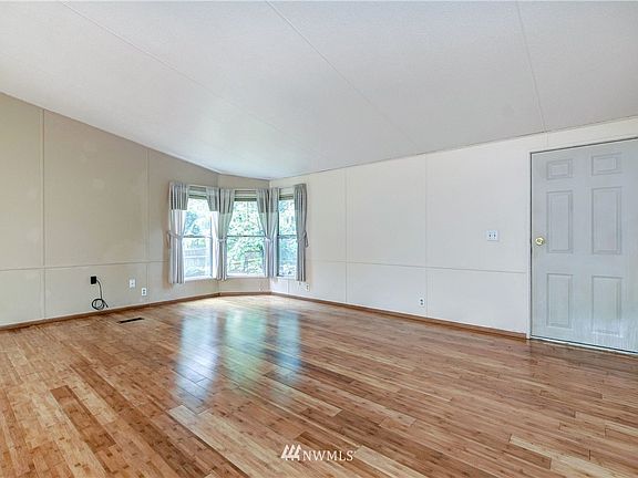 4th image of 1423 Pilchuck Dr