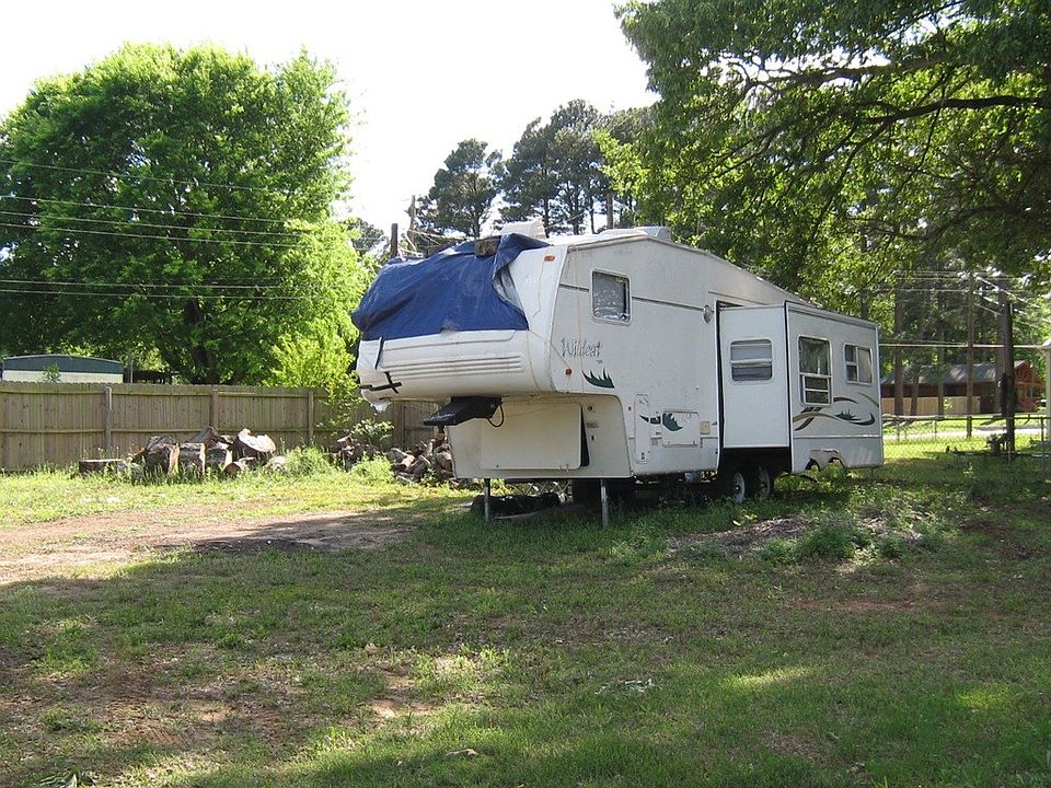 2nd image of 16954 Lakeway Cir