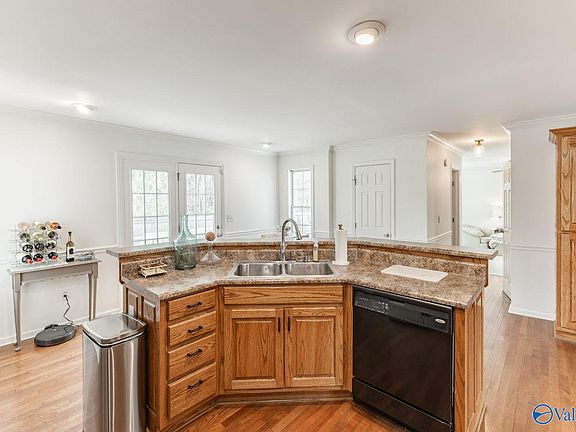 5th image of 226 Chestnut Oak Cir