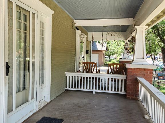 3. 807 Franklin, Front Porch