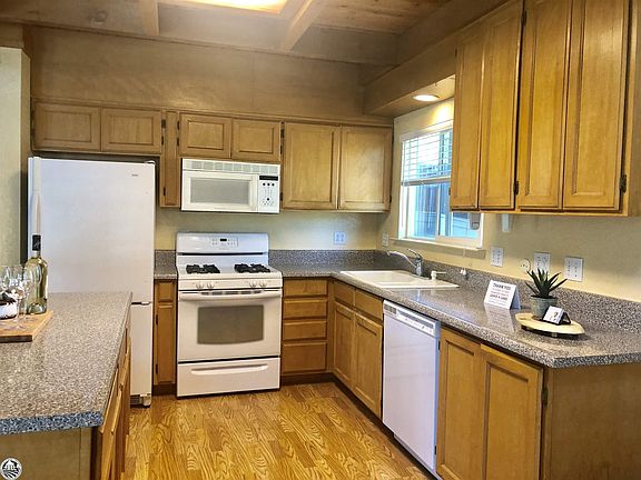 4th image of 20503 Tracy Ct