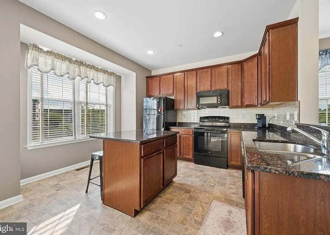 3 bed, 2.5 bath, 1954 sqft, $2,350 — Photo 3