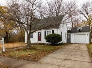 46 Roslyn Ave, Cranston, RI 02910