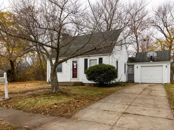 46 Roslyn Ave, Cranston, RI 02910