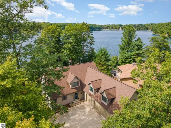 5685 Shirley Ann Dr, Harrison, MI 48625