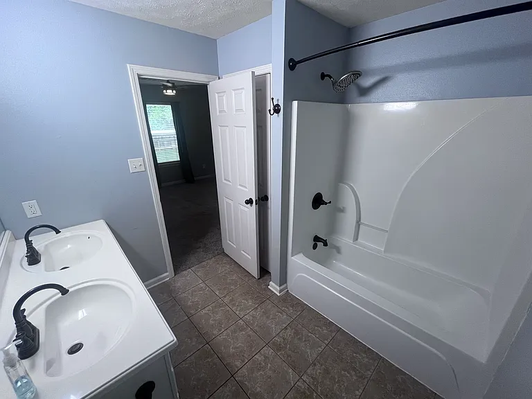 34 Shamsie Dr — Photo 16