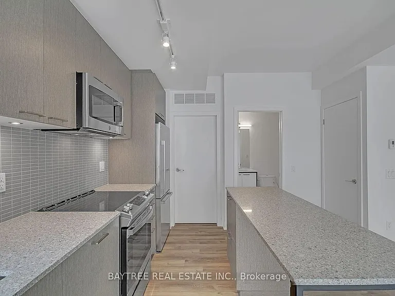 30 Ed Clark Gdns #Townhouse 4 — Photo 7