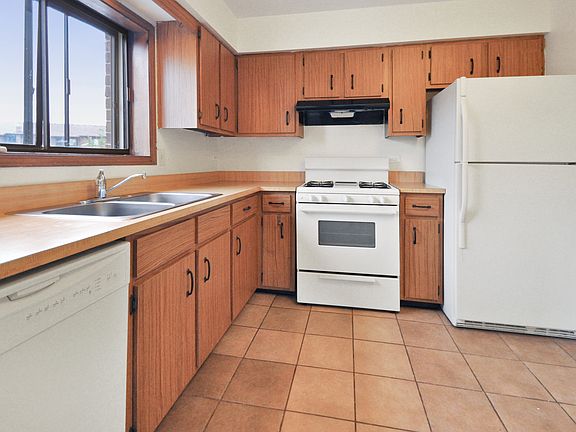 5th image of 15824 Peggy Ln APT 4