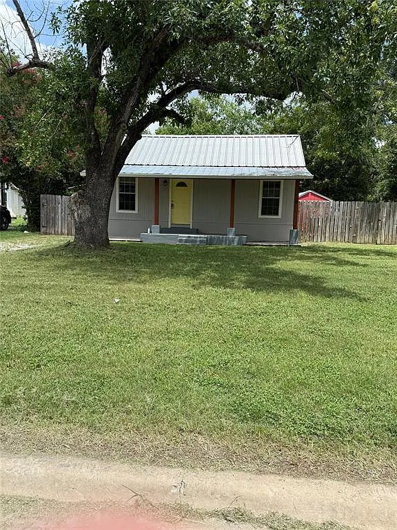 4 bed, 2.0 bath, 1334 sqft, $1,650 — Photo 1