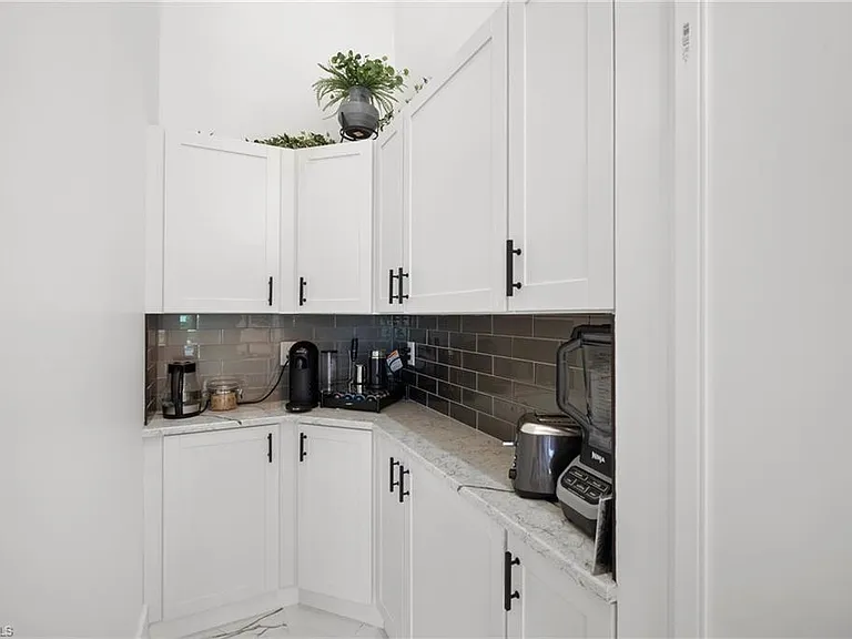 930 Sycamore Ct — Photo 11