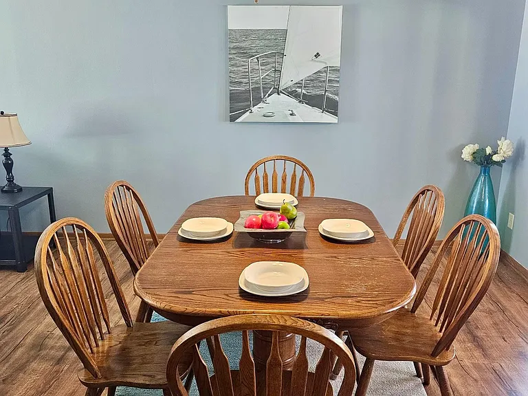 Seating for 6 in the dining room