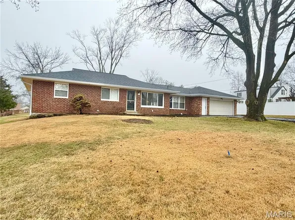 5180 Ambs Rd, Saint Louis, MO 63128