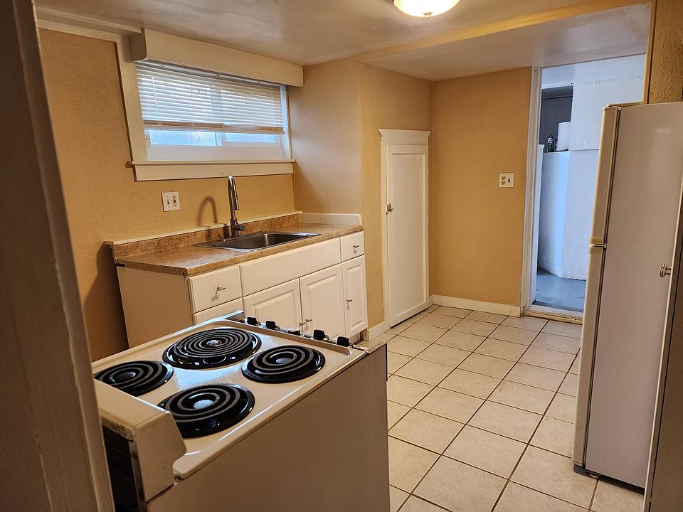 Kitchen, entrance hallway+storage area doorway