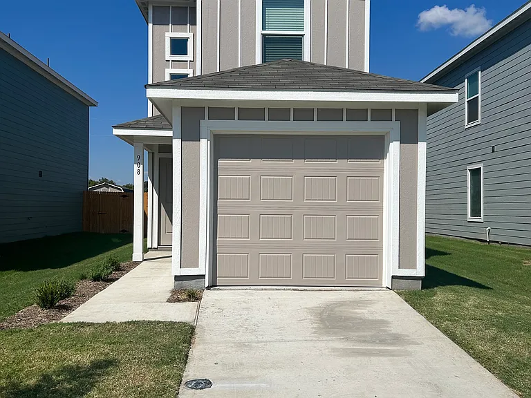 908 Grebe Dr — Photo 2