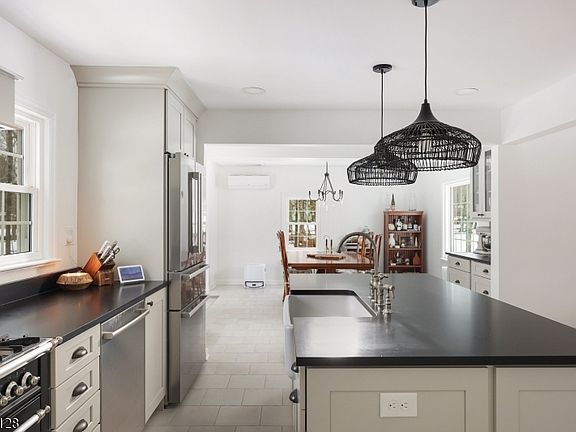 4th image of 607 Foothill Rd