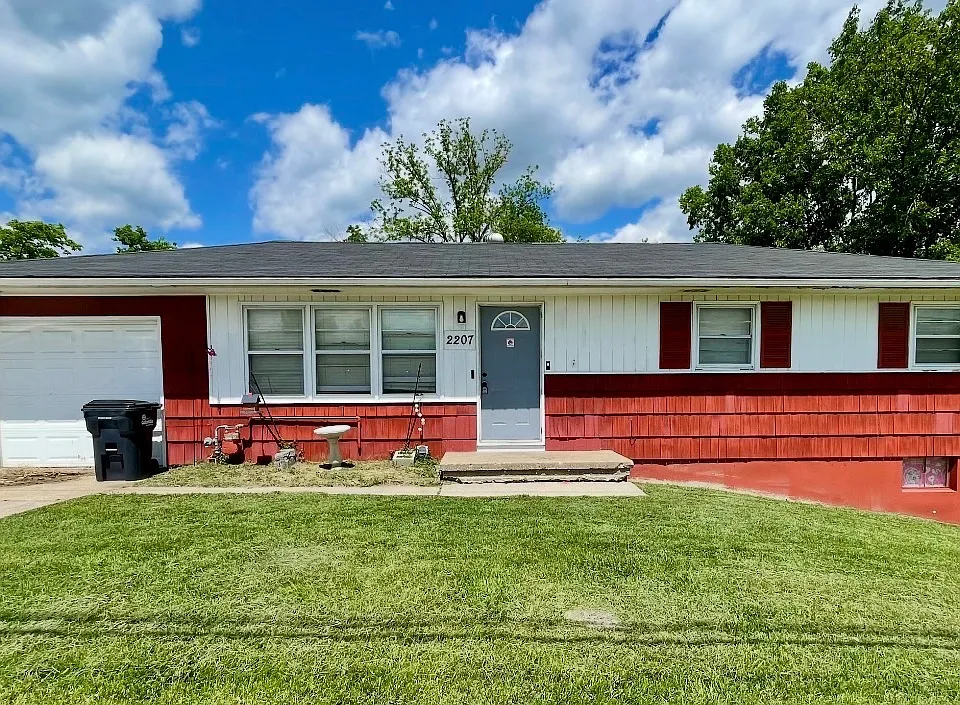 2207 Clark Ln