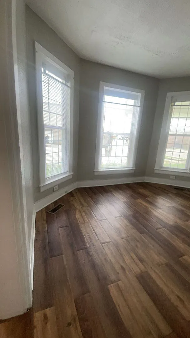 119 E 8th St - Spacious 4 Bedroom Home with historic details near Heekin Park — Photo 4