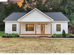 917 Nichols Rd, Dandridge, TN 37725