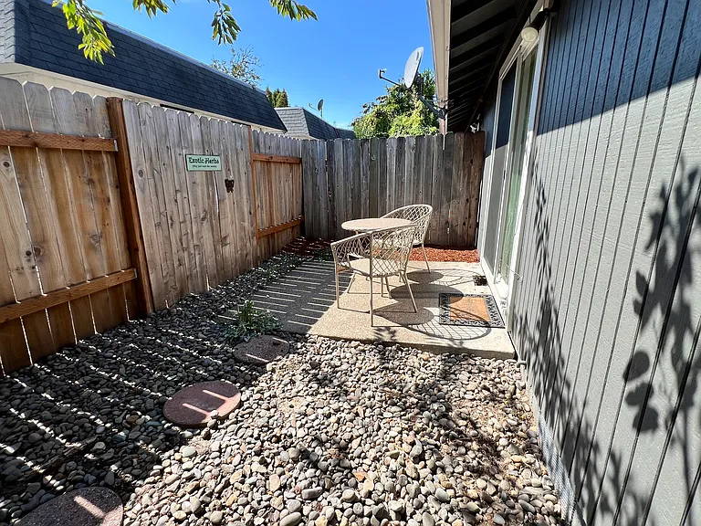 376 Catron St N #1 — Photo 14