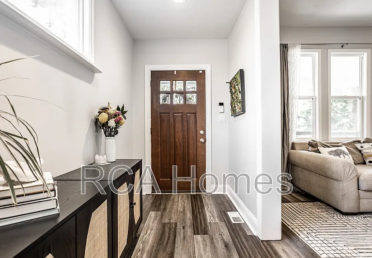 1547 Hoyt Ave — Photo 2