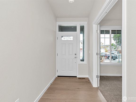 4th image of 801 Bodie Court SE