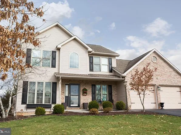 18 N Strawberry Hill Dr, Fayetteville, PA 17222